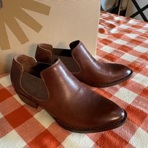 Women's Born Dallia SlipOn Low Chelsea Bootie Brown Luggage